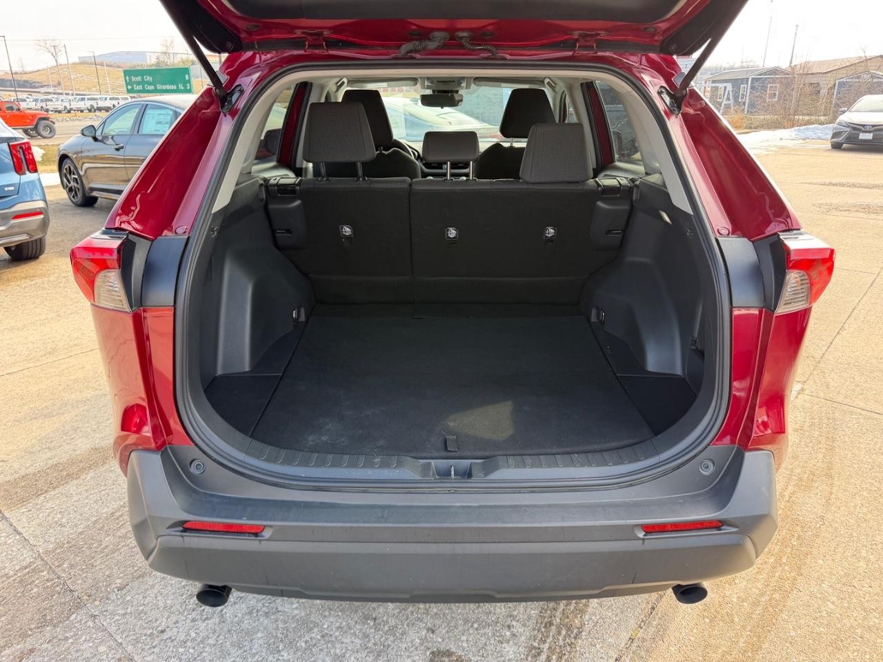 Toyota RAV4 Vehicle Full-screen Gallery Image 04