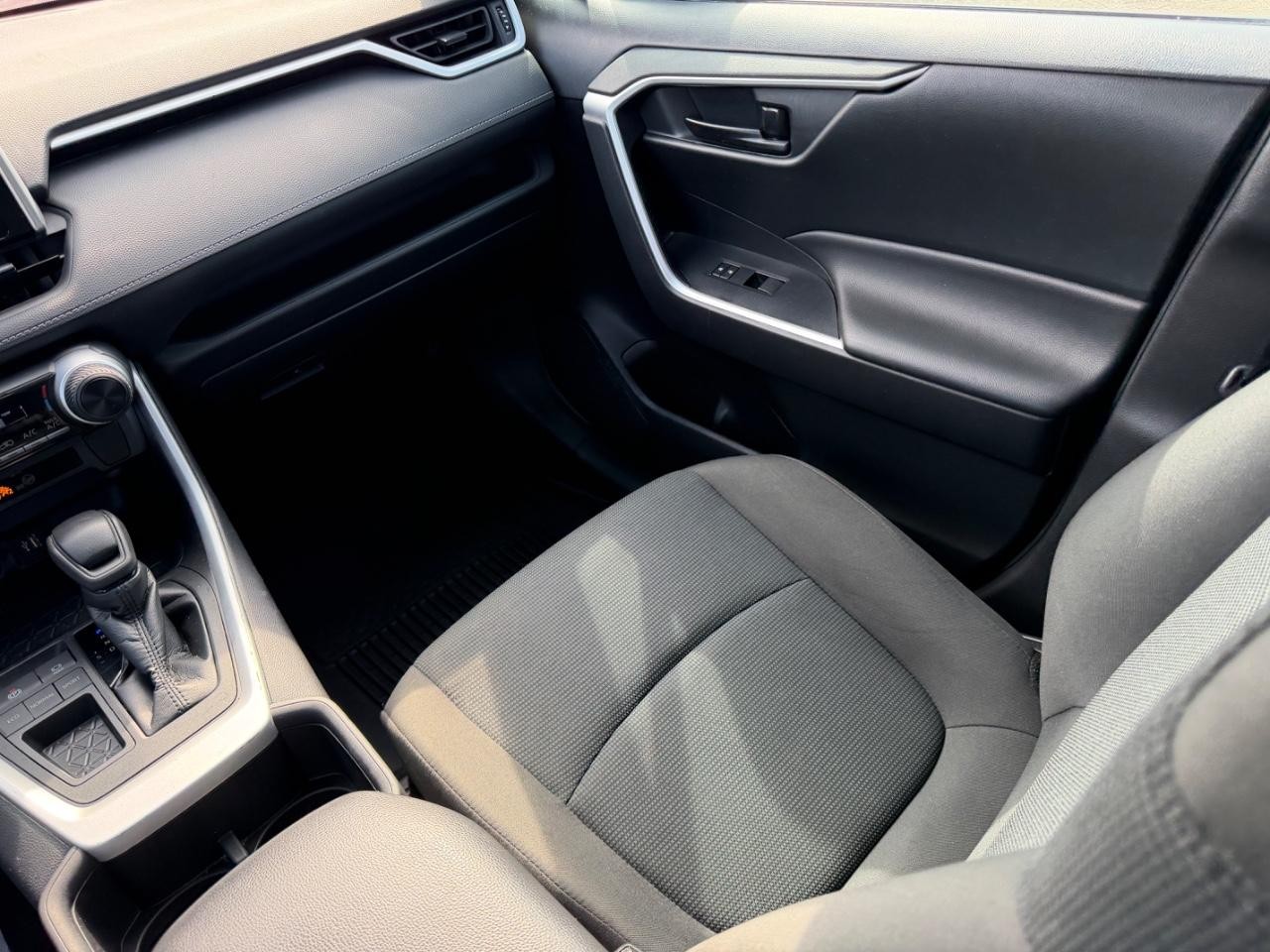 Toyota RAV4 Vehicle Full-screen Gallery Image 14