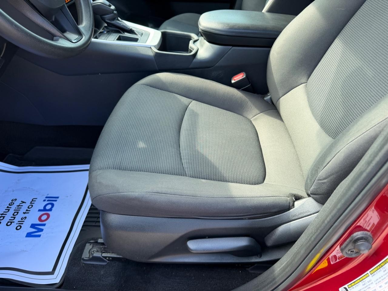 Toyota RAV4 Vehicle Full-screen Gallery Image 16