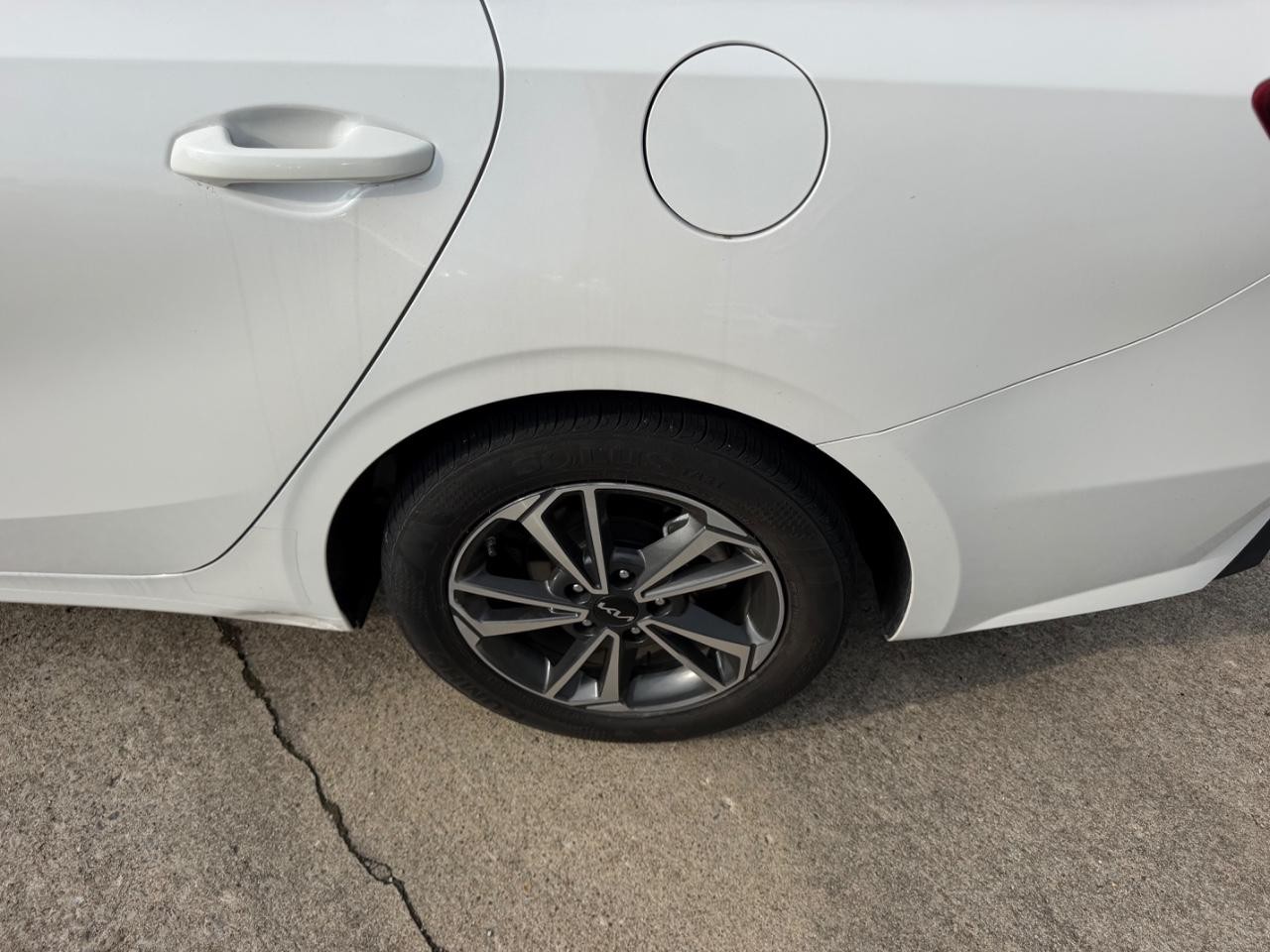 Kia Forte Vehicle Full-screen Gallery Image 04