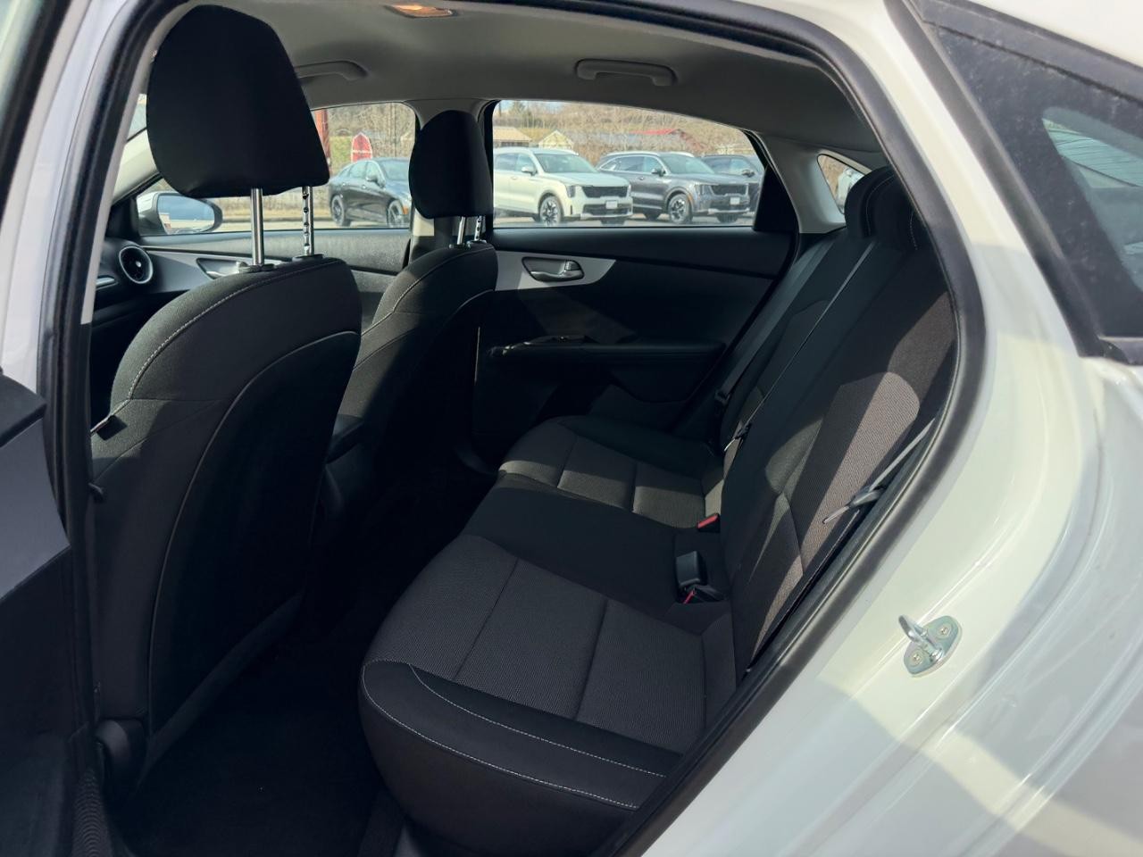 Kia Forte Vehicle Full-screen Gallery Image 05