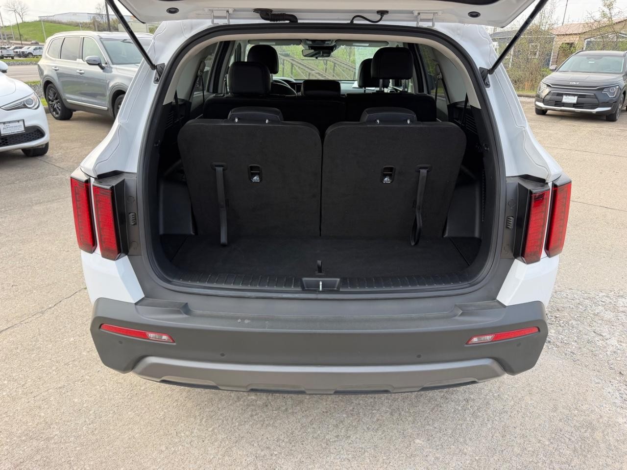 Kia Sorento Vehicle Full-screen Gallery Image 05