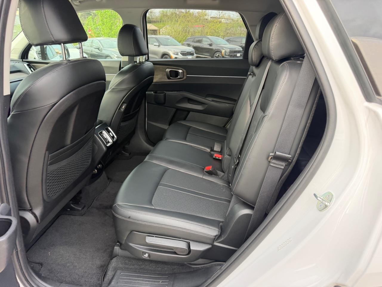 Kia Sorento Vehicle Full-screen Gallery Image 08