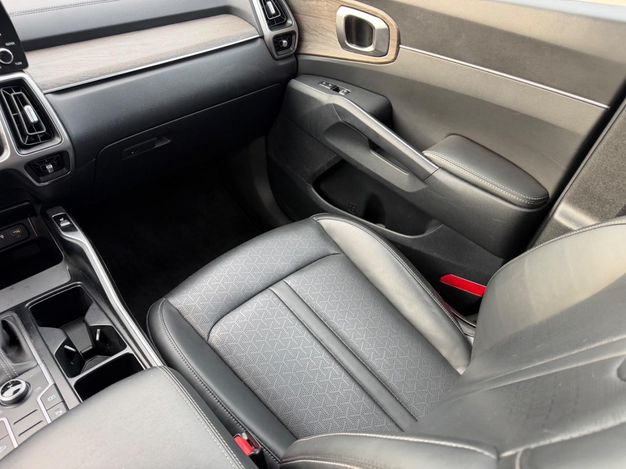 Kia Sorento Vehicle Full-screen Gallery Image 16