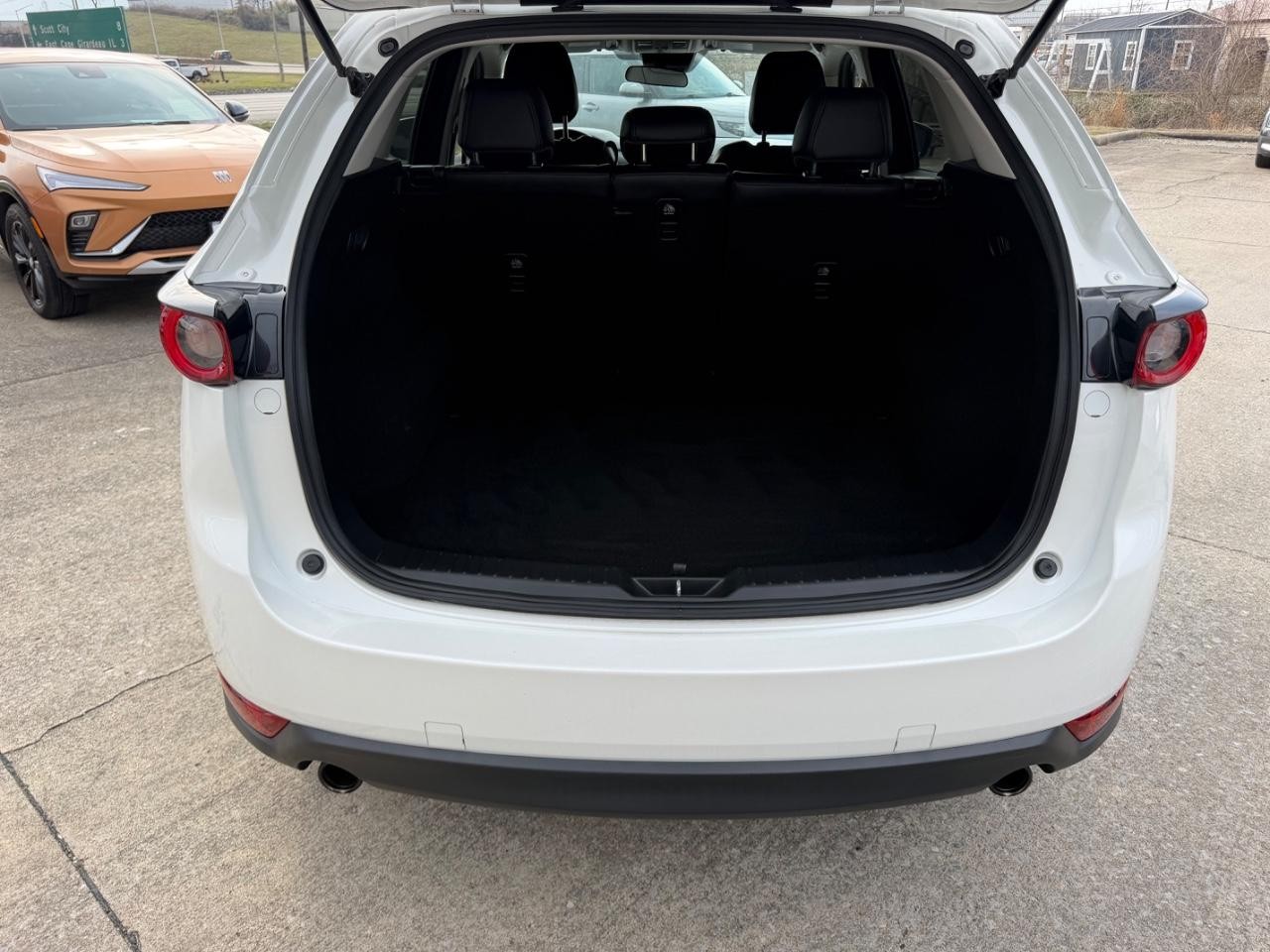 Mazda CX-5 Vehicle Full-screen Gallery Image 04