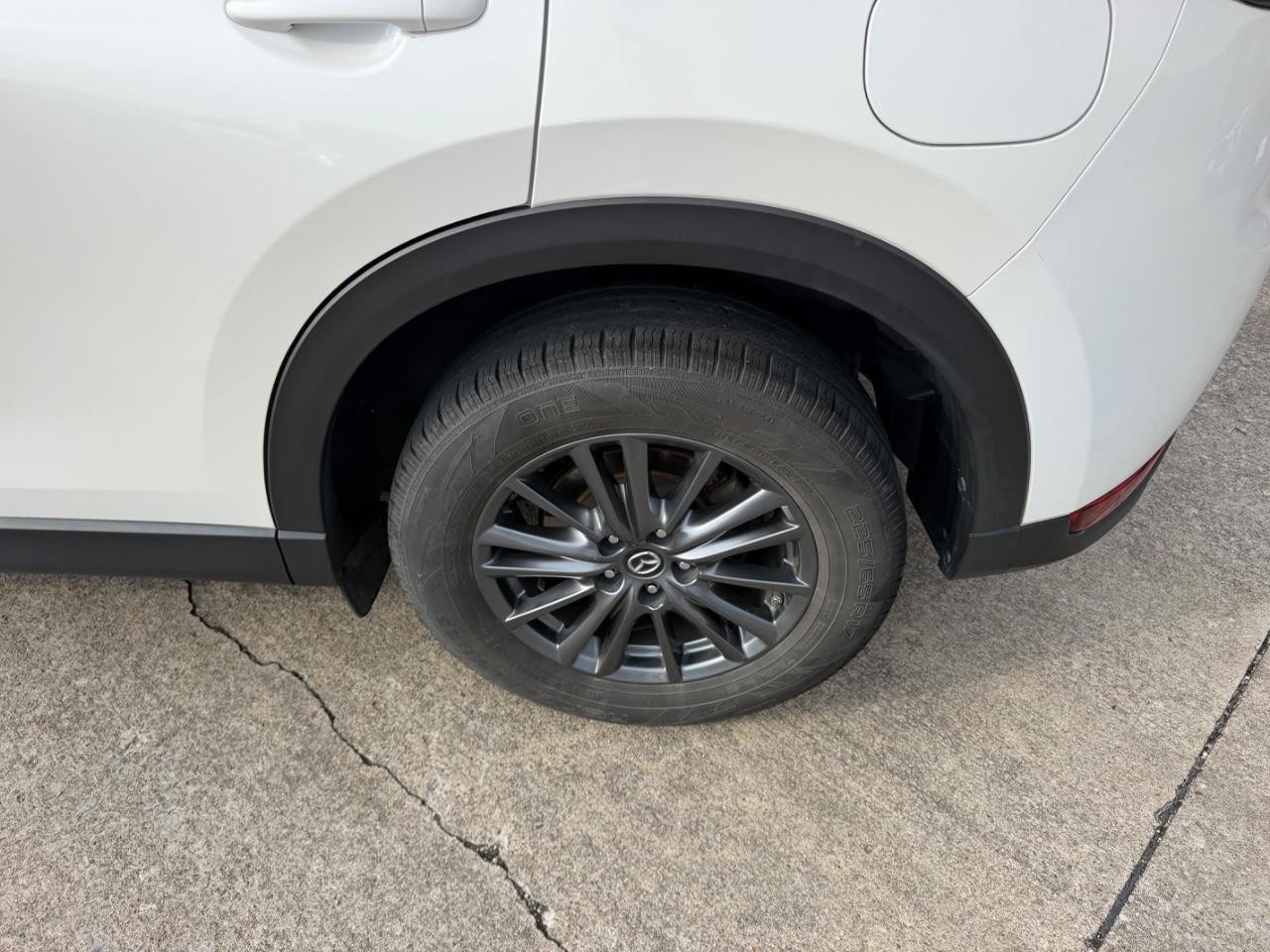 Mazda CX-5 Vehicle Full-screen Gallery Image 05