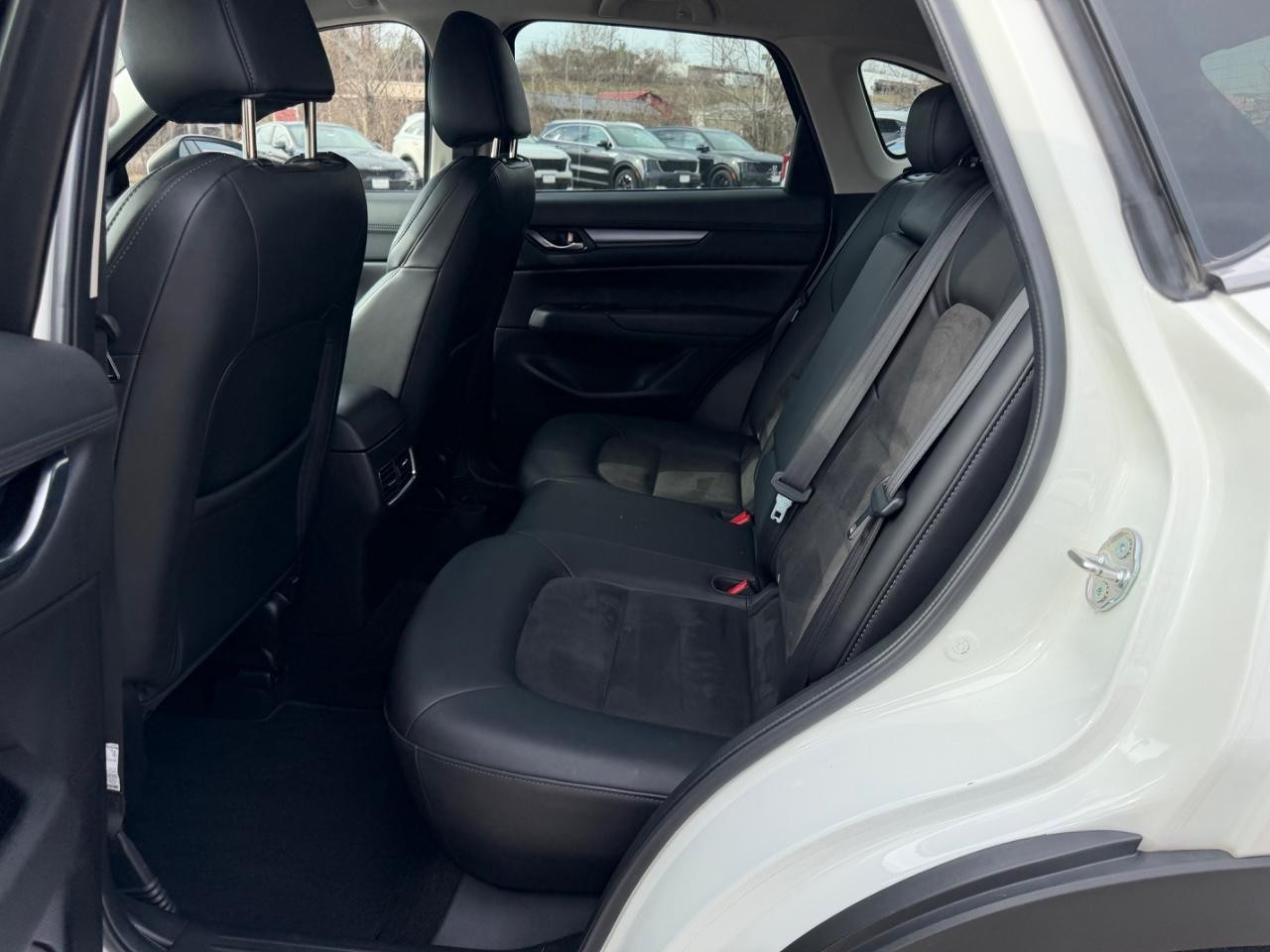 Mazda CX-5 Vehicle Full-screen Gallery Image 06