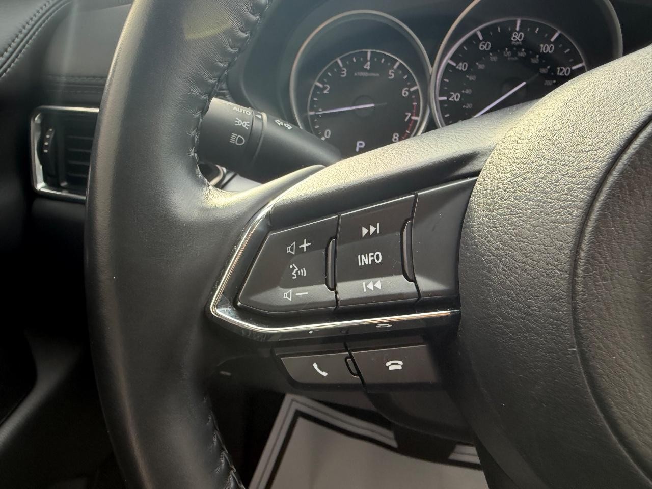 Mazda CX-5 Vehicle Full-screen Gallery Image 09