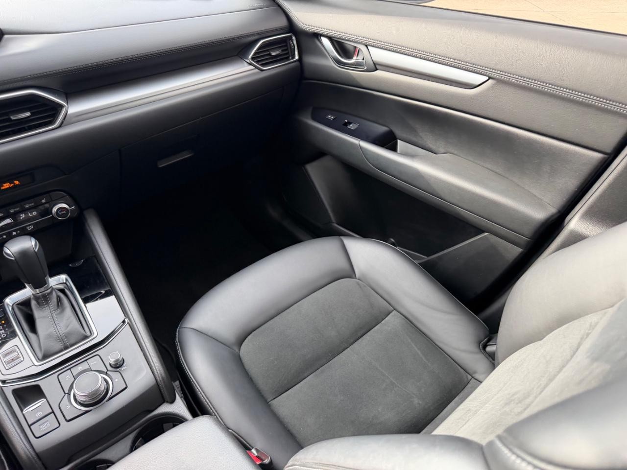 Mazda CX-5 Vehicle Full-screen Gallery Image 14