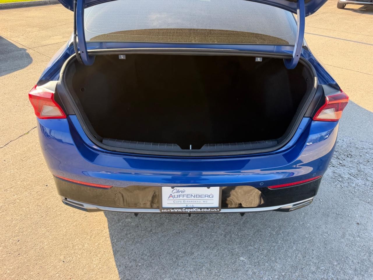 Kia K5 Vehicle Full-screen Gallery Image 05