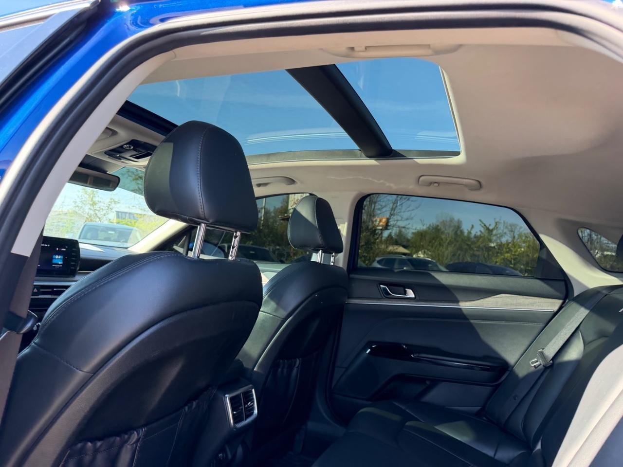Kia K5 Vehicle Full-screen Gallery Image 08