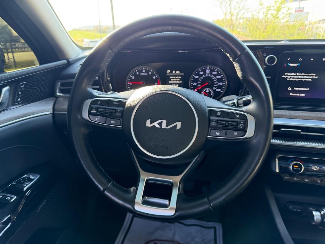 Kia K5 Vehicle Full-screen Gallery Image 10