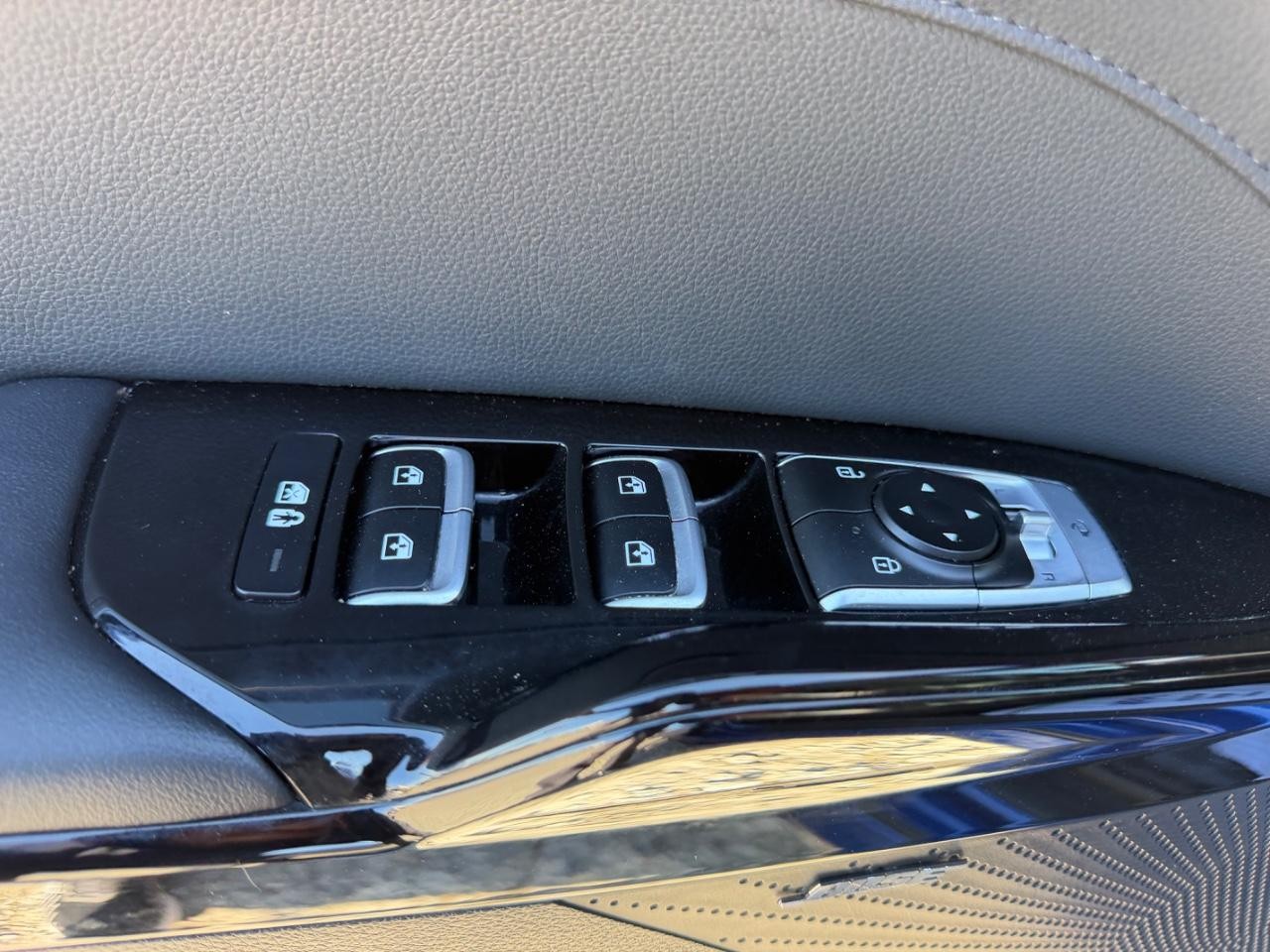 Kia K5 Vehicle Full-screen Gallery Image 17