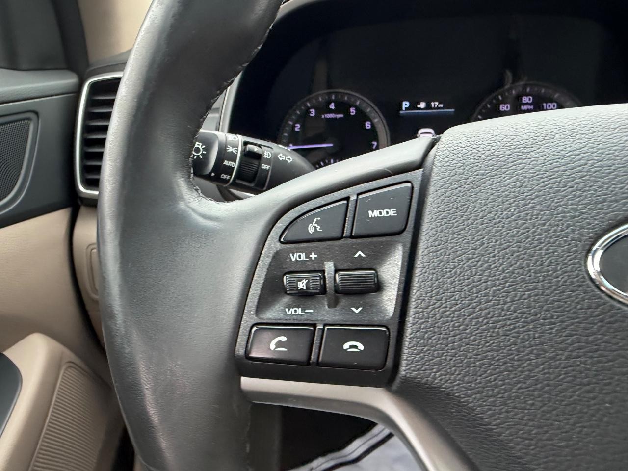 Hyundai Tucson Vehicle Full-screen Gallery Image 10