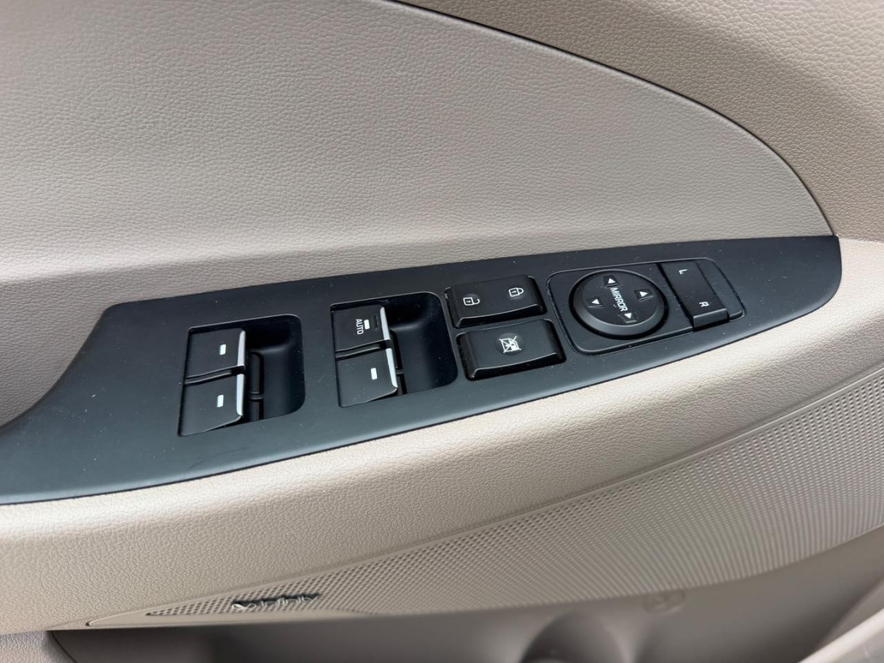 Hyundai Tucson Vehicle Full-screen Gallery Image 16