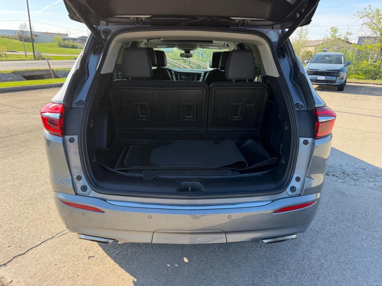 Buick Enclave Vehicle Full-screen Gallery Image 04