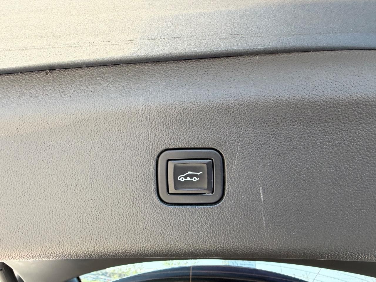 Buick Enclave Vehicle Full-screen Gallery Image 05
