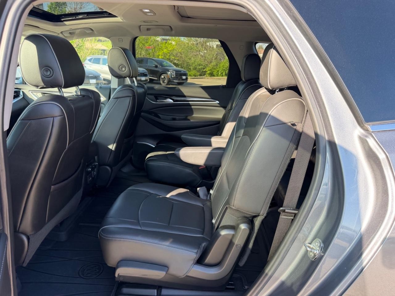 Buick Enclave Vehicle Full-screen Gallery Image 08