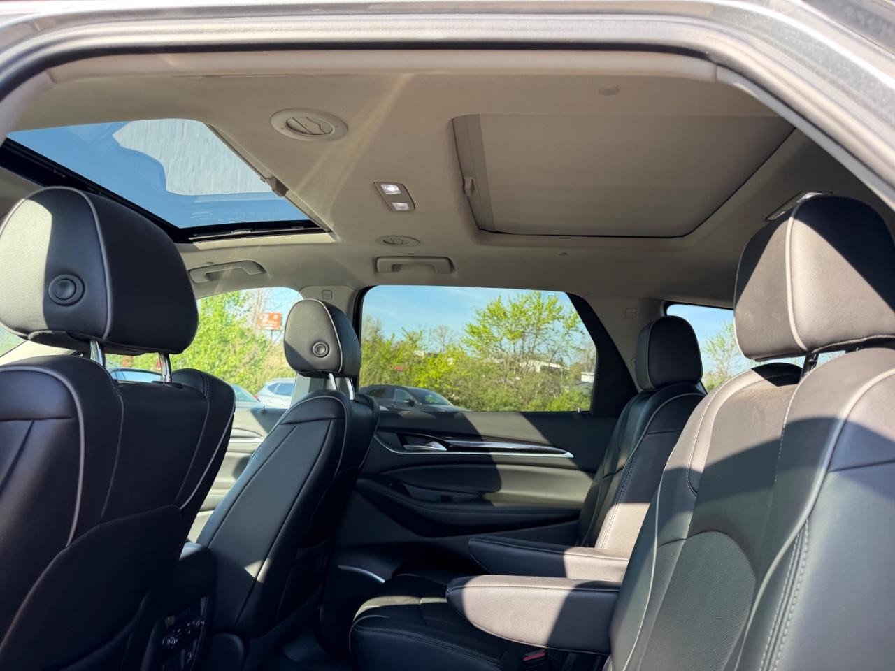 Buick Enclave Vehicle Full-screen Gallery Image 09