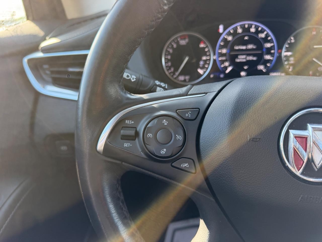 Buick Enclave Vehicle Full-screen Gallery Image 13