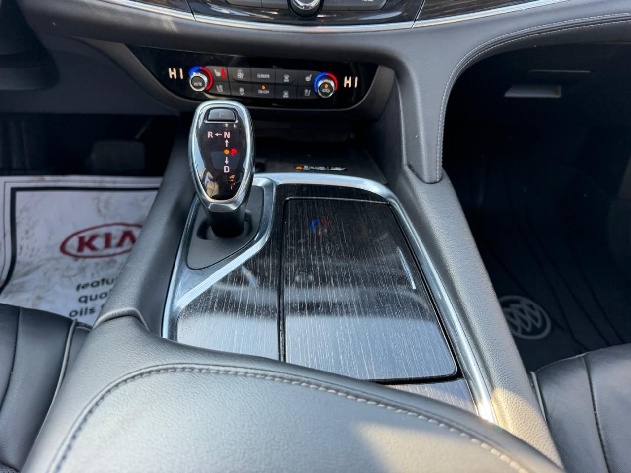 Buick Enclave Vehicle Full-screen Gallery Image 17