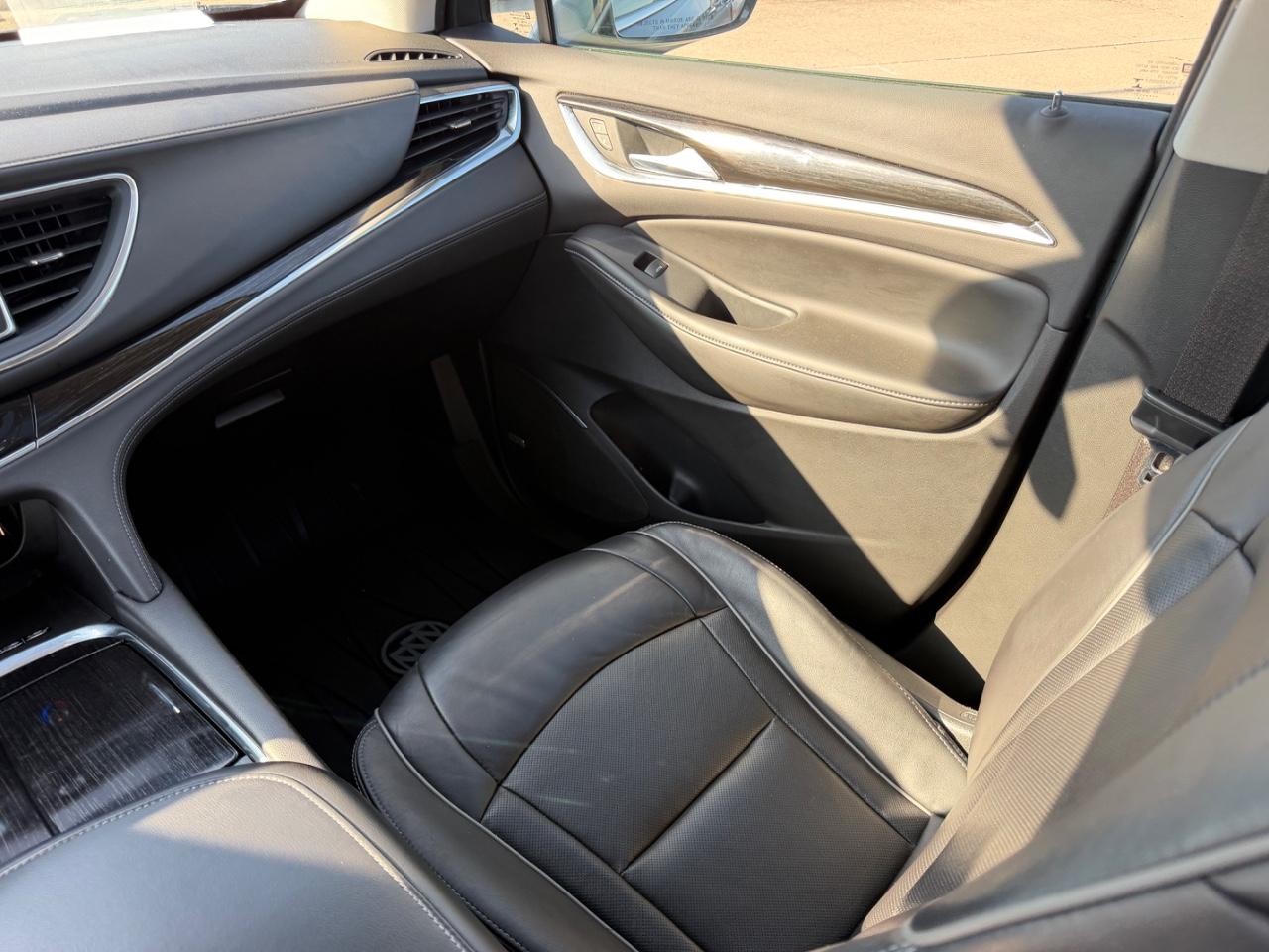 Buick Enclave Vehicle Full-screen Gallery Image 18