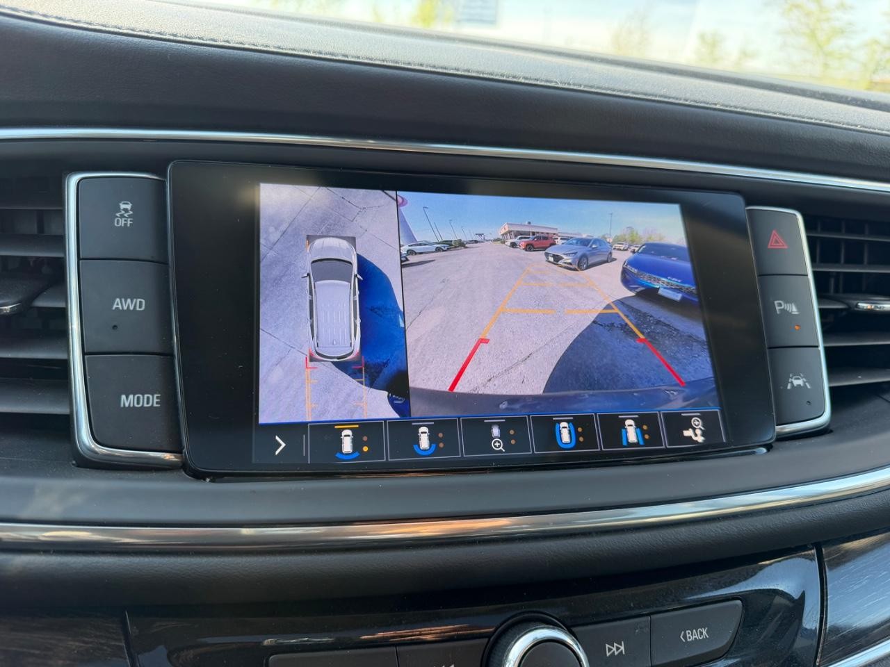 Buick Enclave Vehicle Full-screen Gallery Image 23