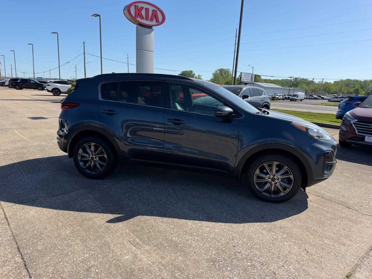 Kia Sportage Vehicle Full-screen Gallery Image 02