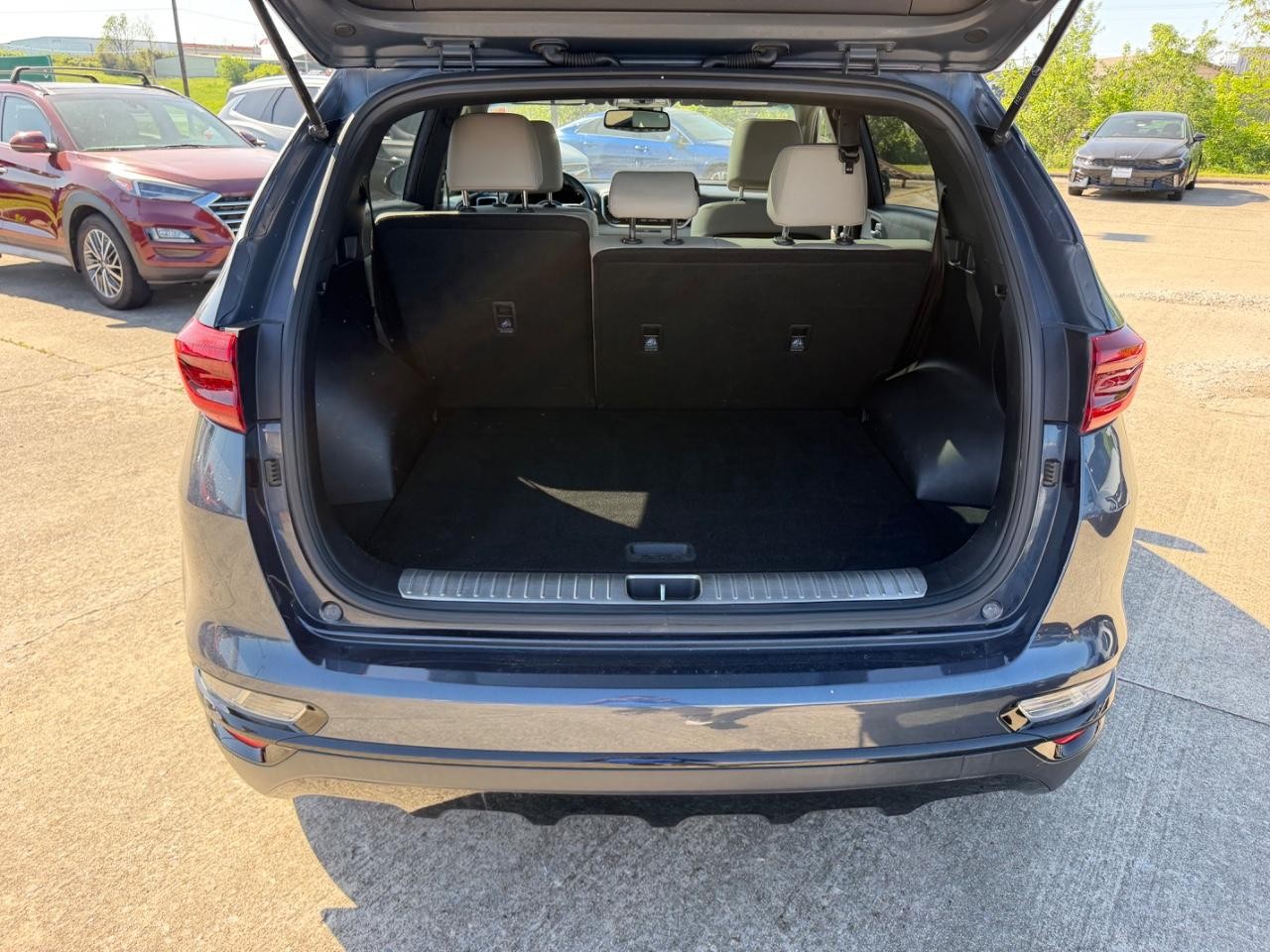 Kia Sportage Vehicle Full-screen Gallery Image 04