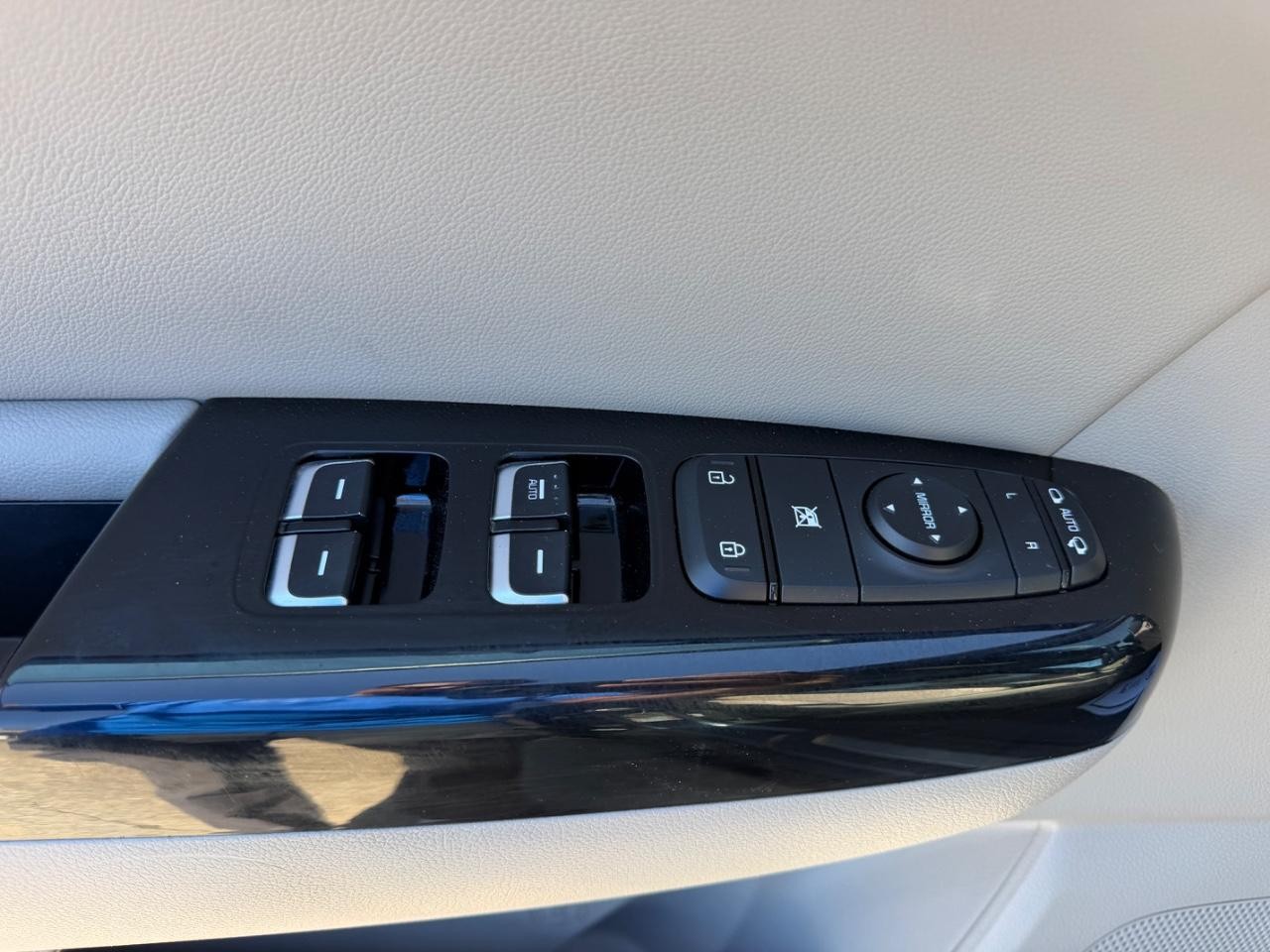 Kia Sportage Vehicle Full-screen Gallery Image 16