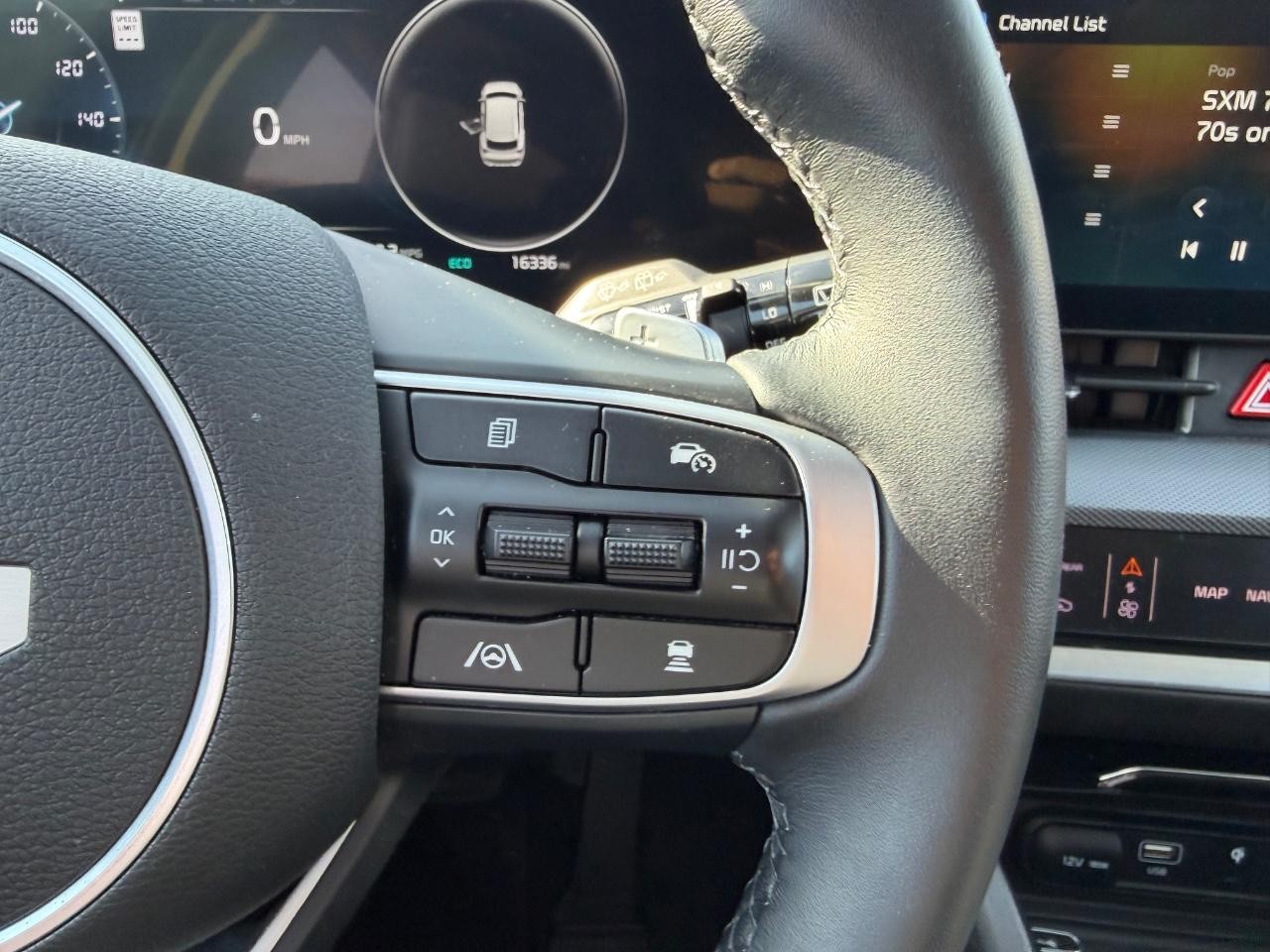 Kia Sportage Hybrid Vehicle Full-screen Gallery Image 13