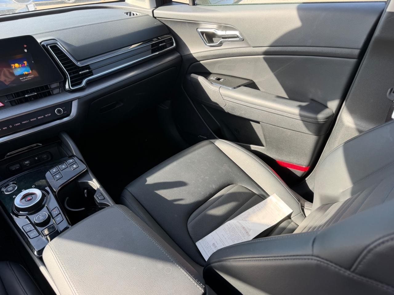 Kia Sportage Hybrid Vehicle Full-screen Gallery Image 17