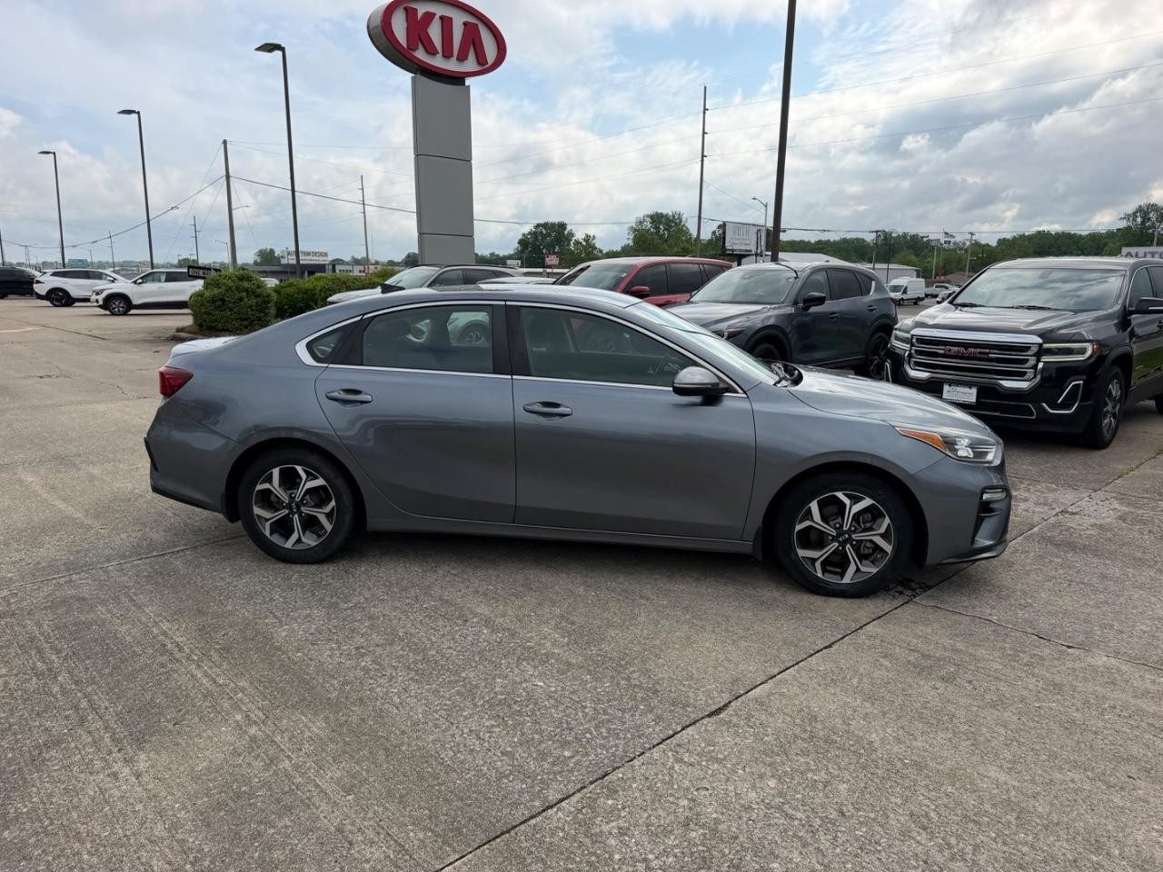 Kia Forte Vehicle Full-screen Gallery Image 02