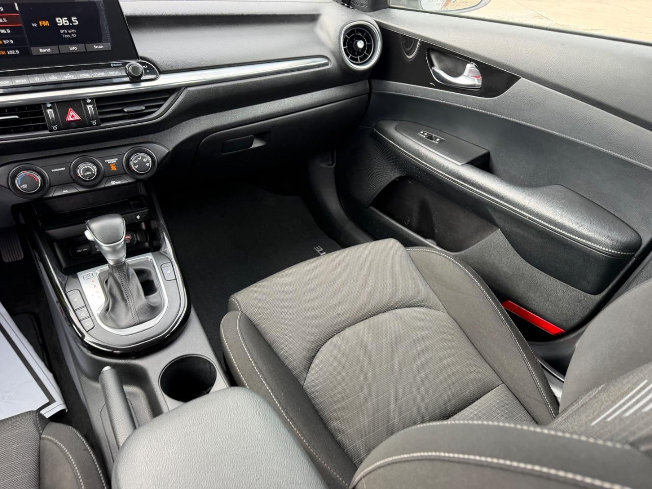 Kia Forte Vehicle Full-screen Gallery Image 15