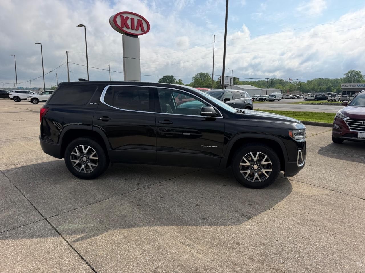 GMC Acadia Vehicle Full-screen Gallery Image 02
