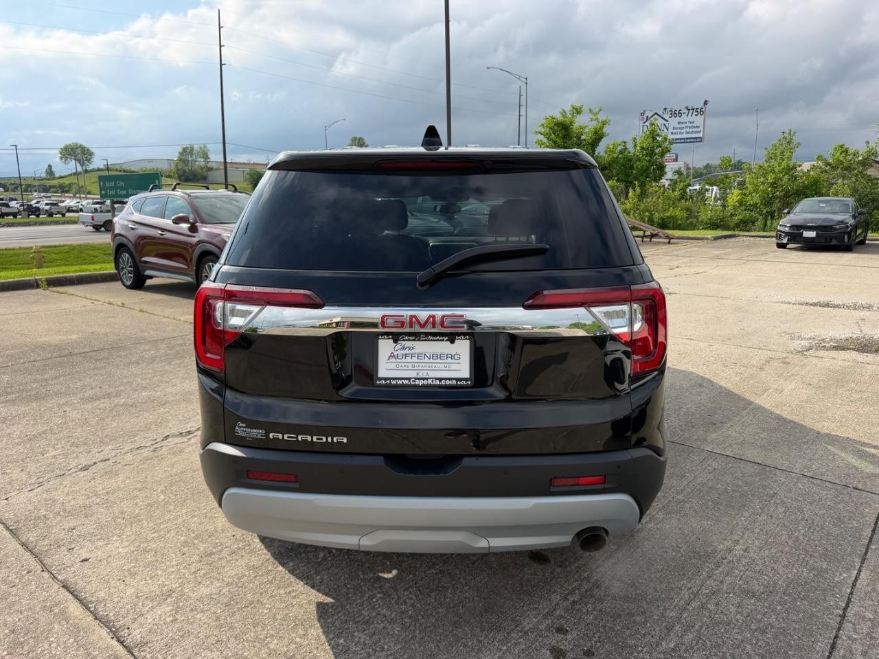 GMC Acadia Vehicle Full-screen Gallery Image 03