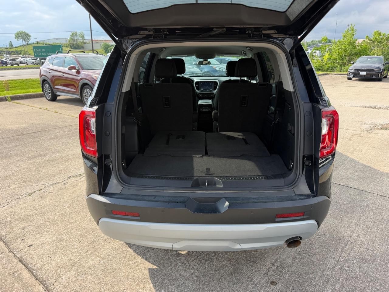 GMC Acadia Vehicle Full-screen Gallery Image 04