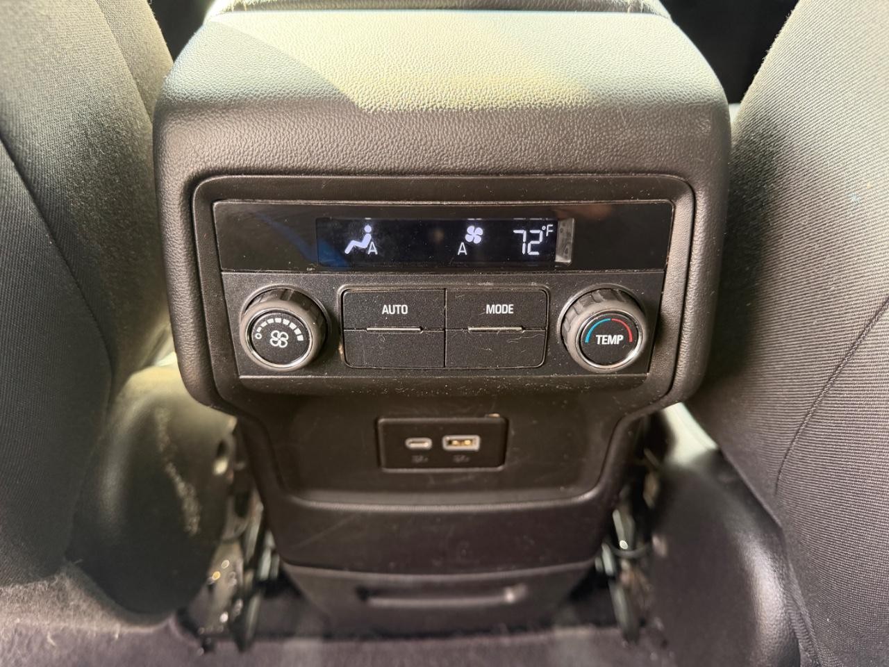 GMC Acadia Vehicle Full-screen Gallery Image 08