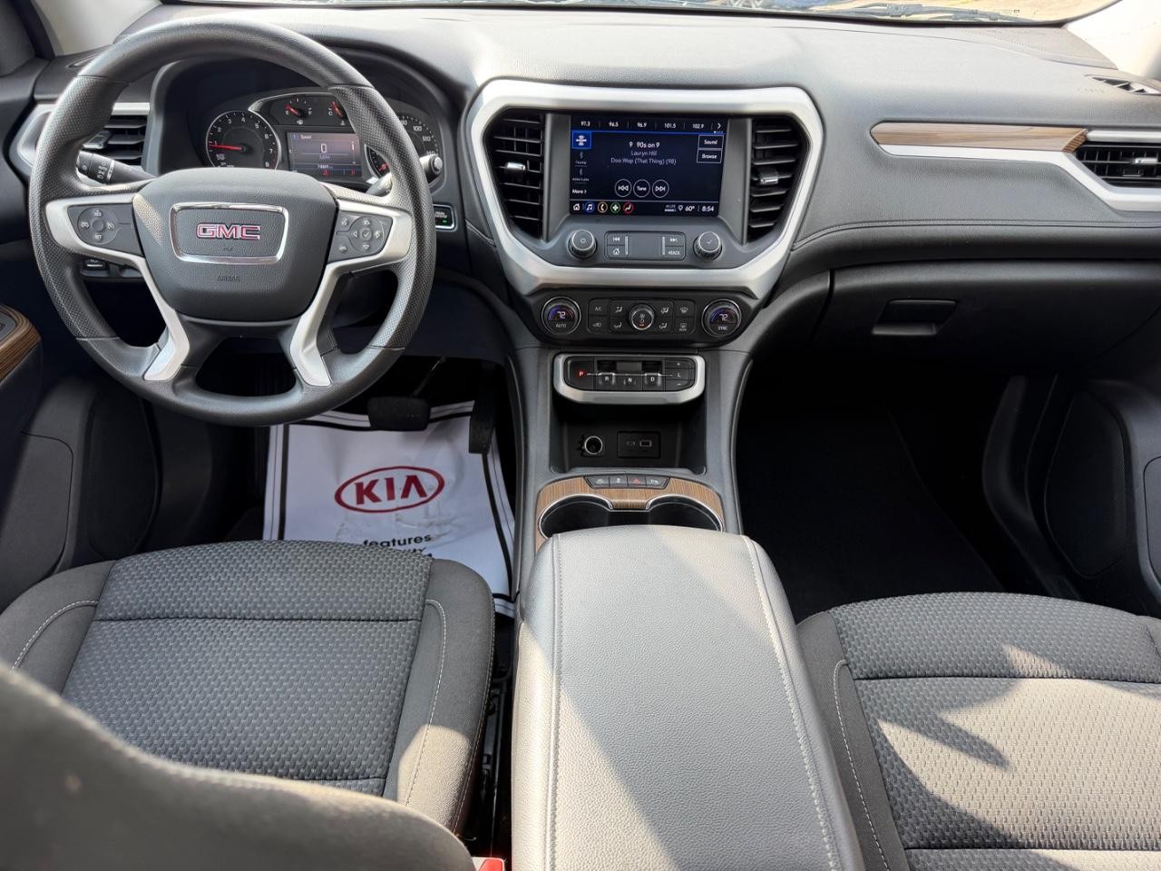 GMC Acadia Vehicle Full-screen Gallery Image 09