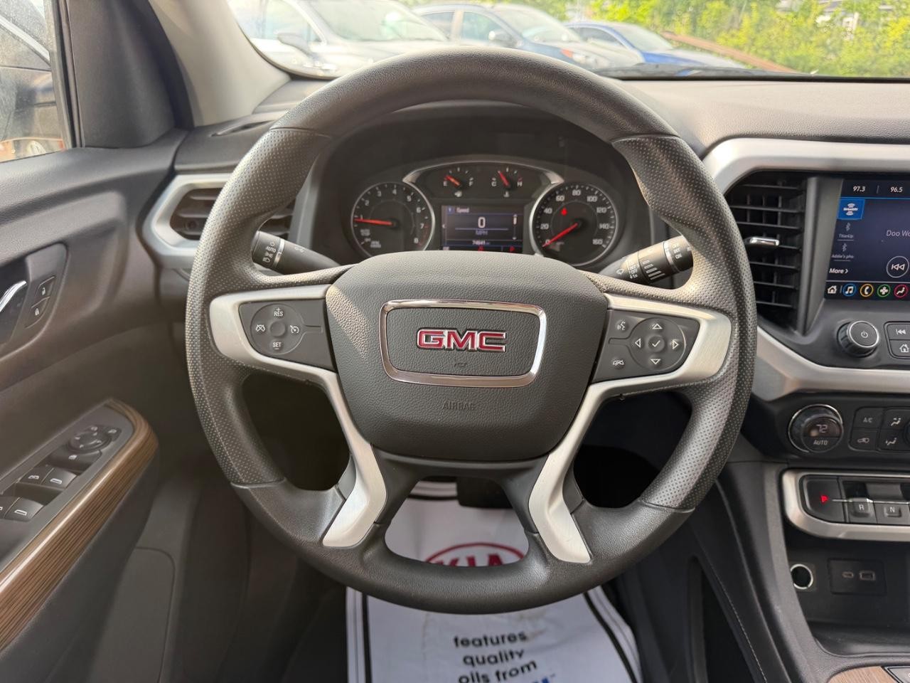 GMC Acadia Vehicle Full-screen Gallery Image 10