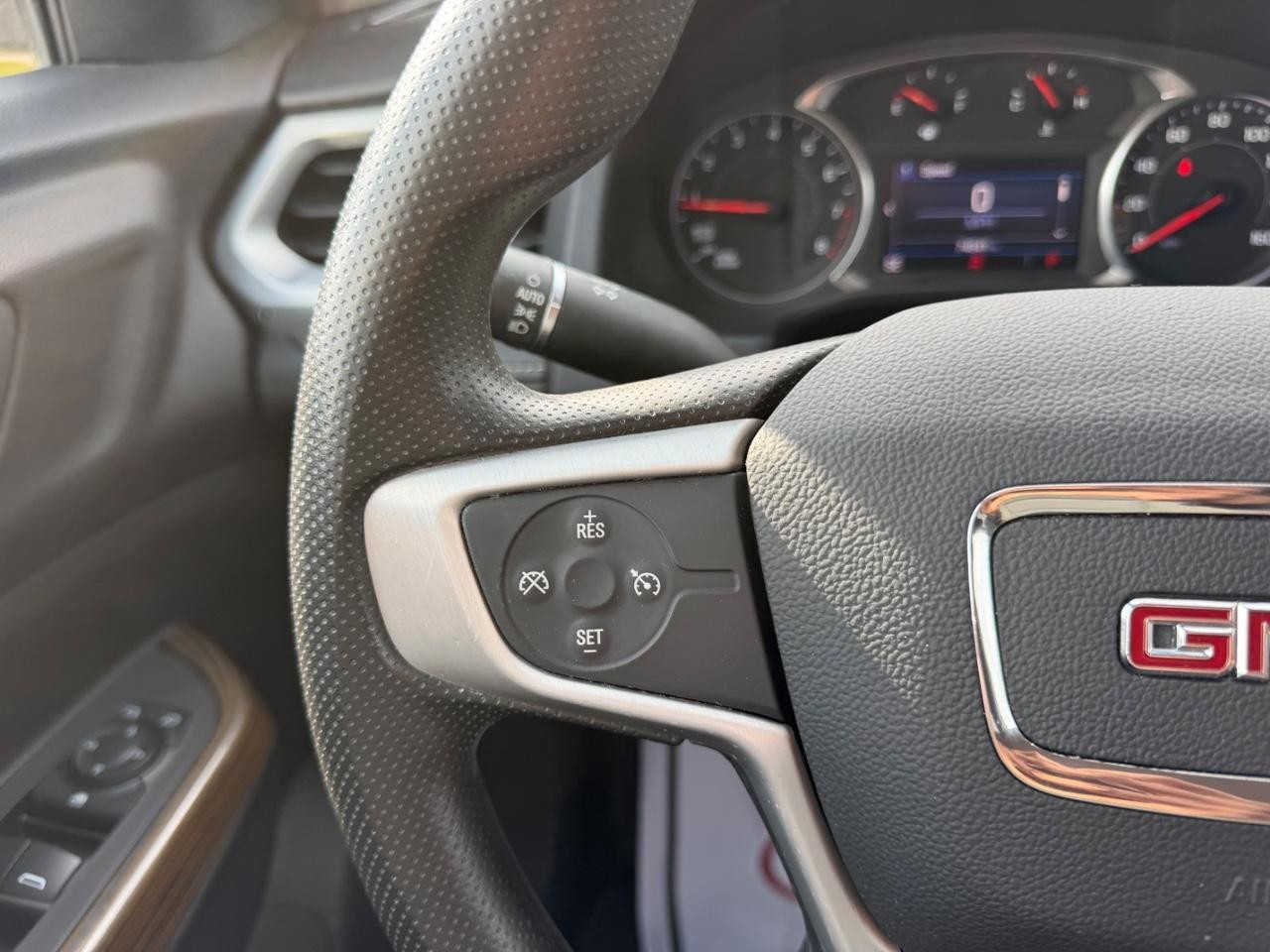 GMC Acadia Vehicle Full-screen Gallery Image 11