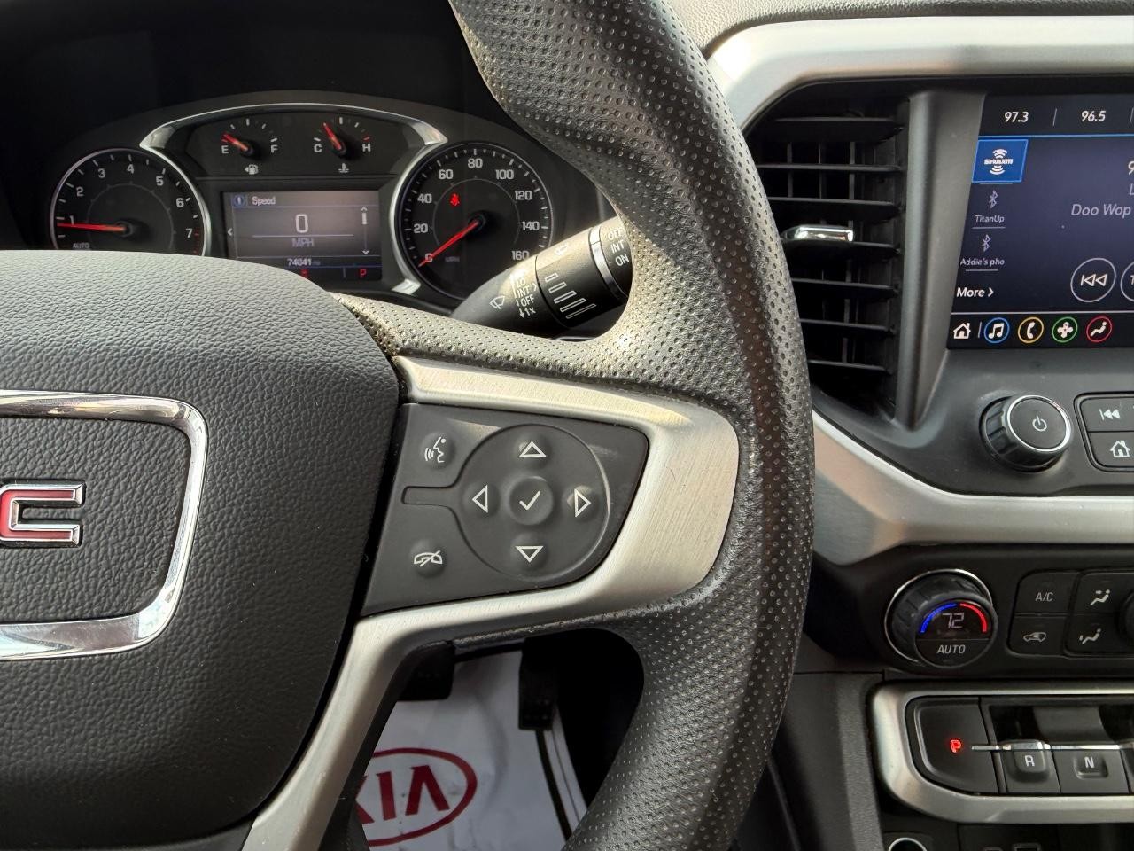 GMC Acadia Vehicle Full-screen Gallery Image 12