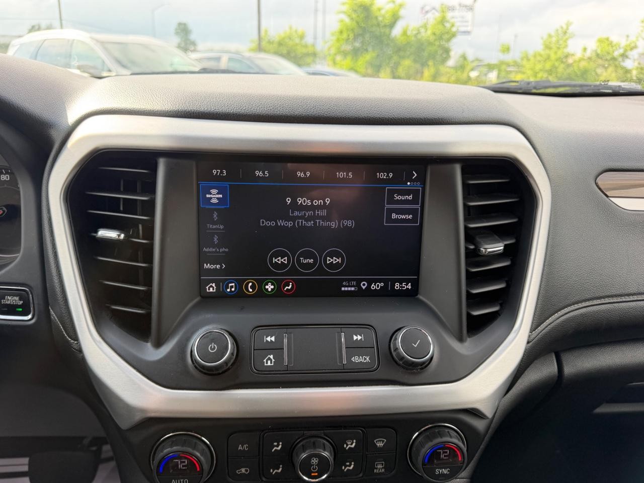 GMC Acadia Vehicle Full-screen Gallery Image 13