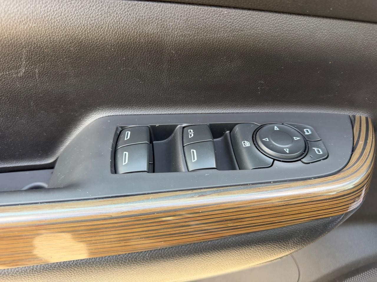 GMC Acadia Vehicle Full-screen Gallery Image 16