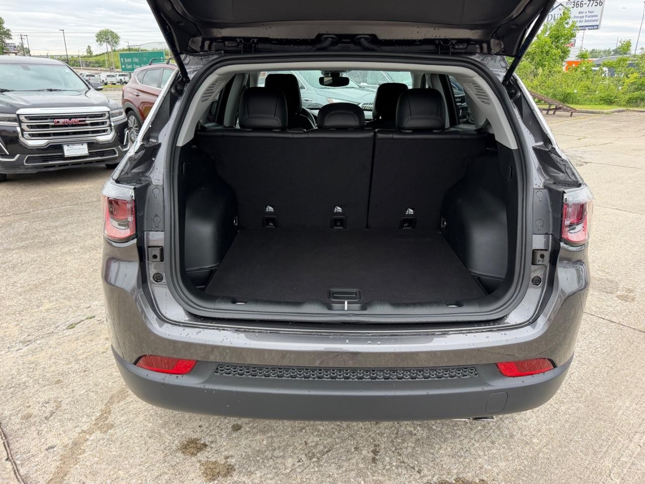 Jeep Compass Vehicle Full-screen Gallery Image 05