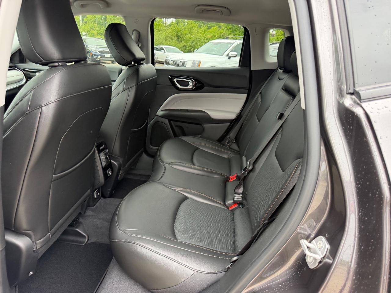 Jeep Compass Vehicle Full-screen Gallery Image 07