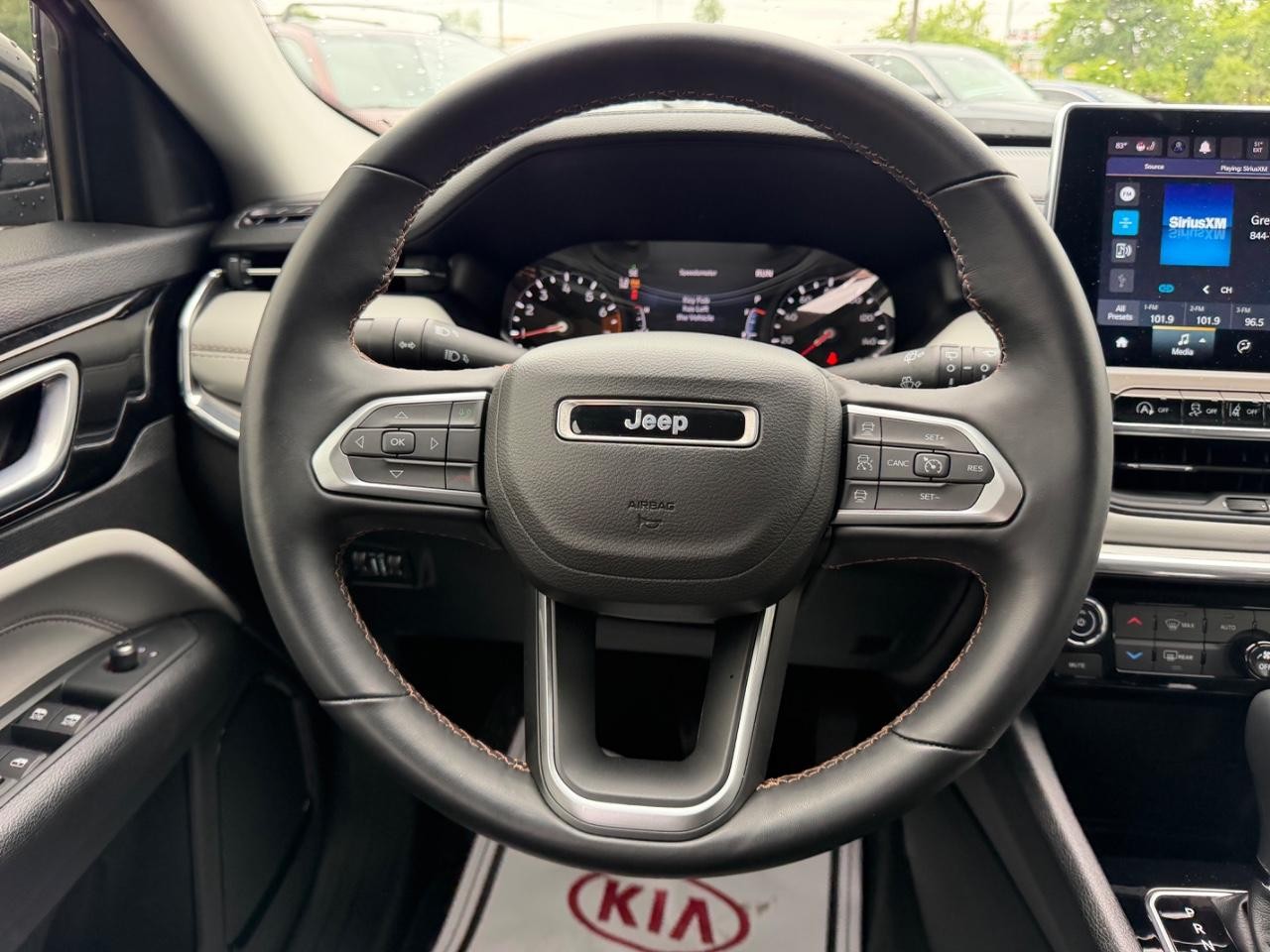Jeep Compass Vehicle Full-screen Gallery Image 09
