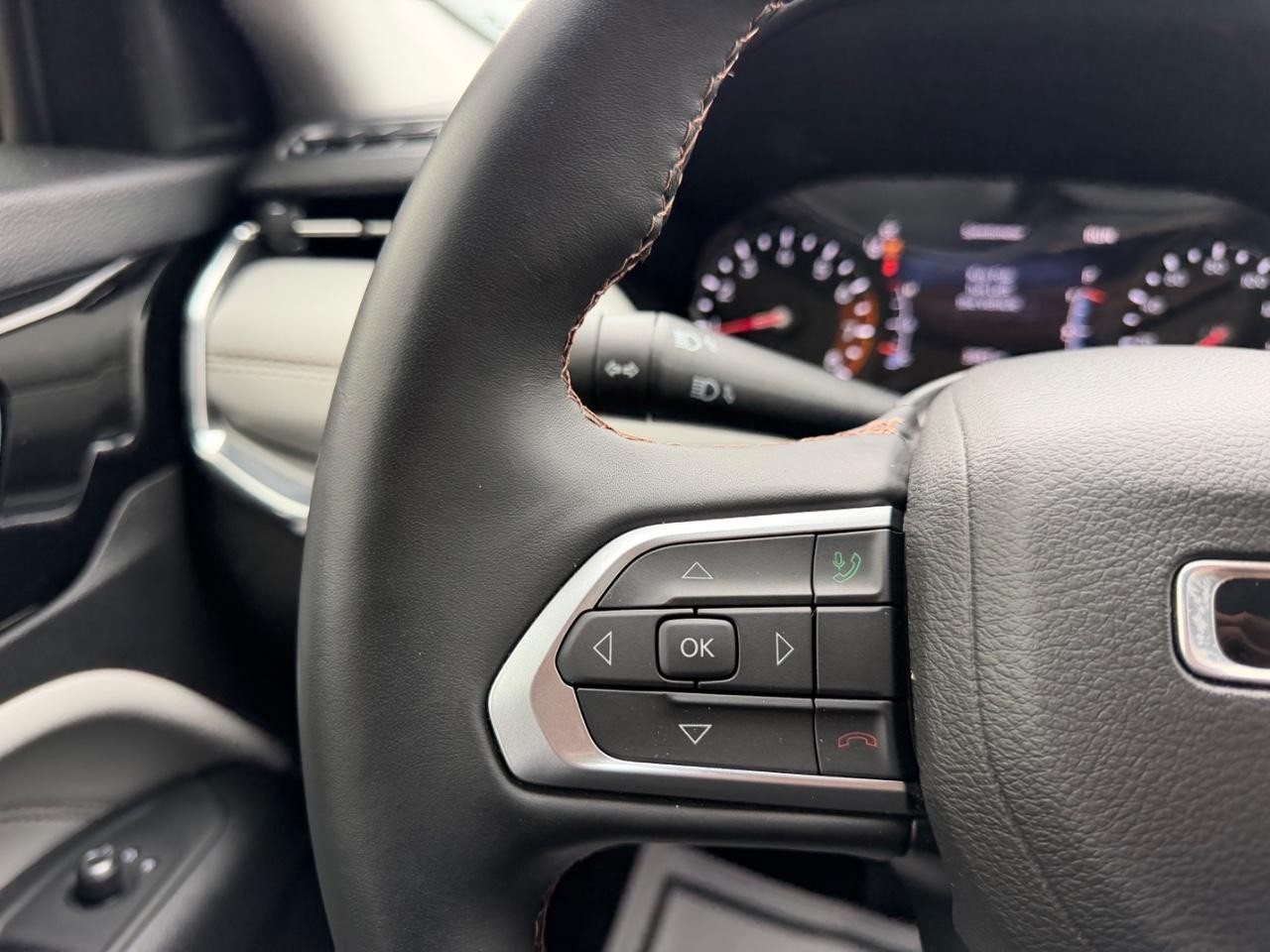 Jeep Compass Vehicle Full-screen Gallery Image 10