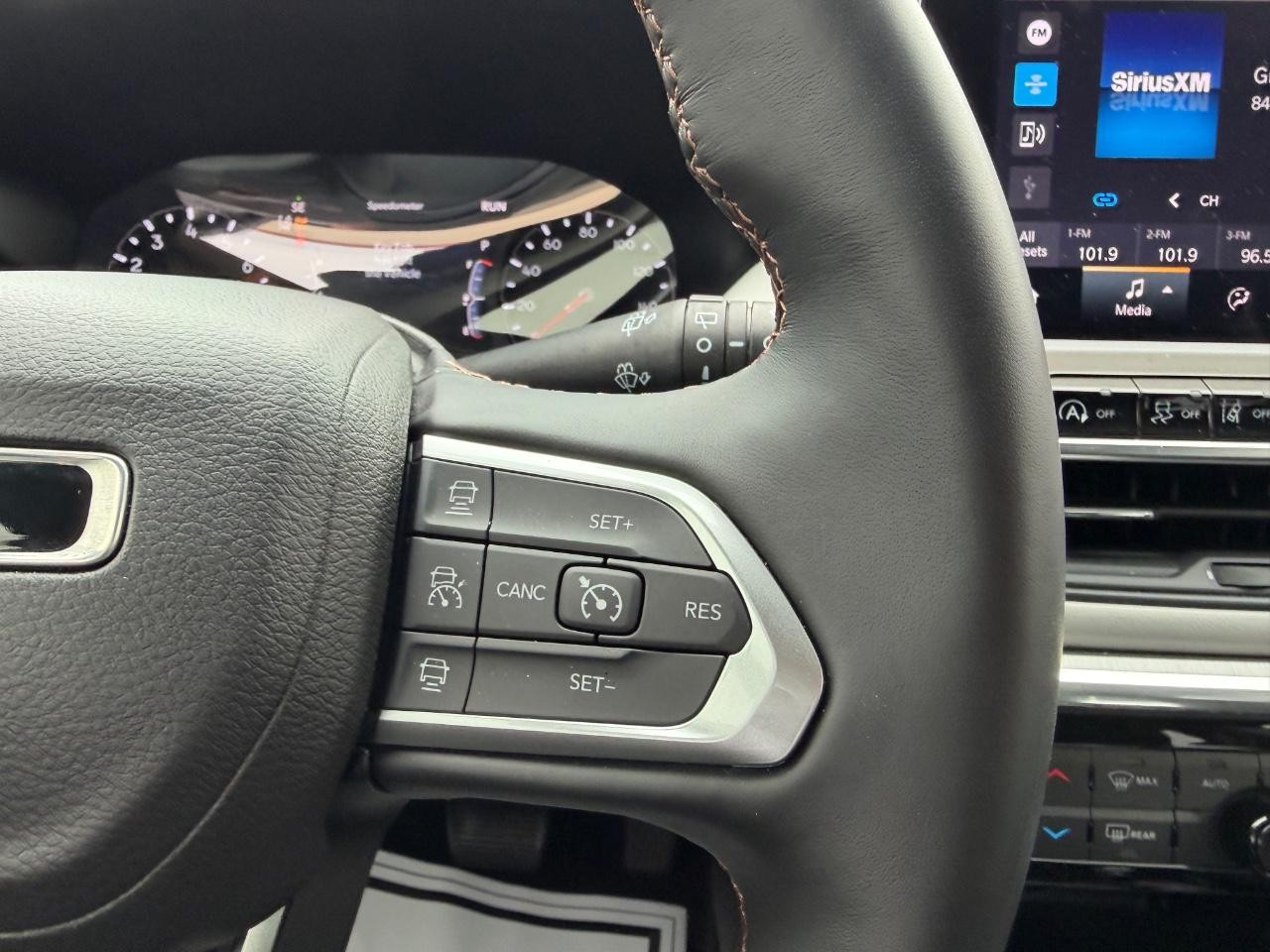 Jeep Compass Vehicle Full-screen Gallery Image 11