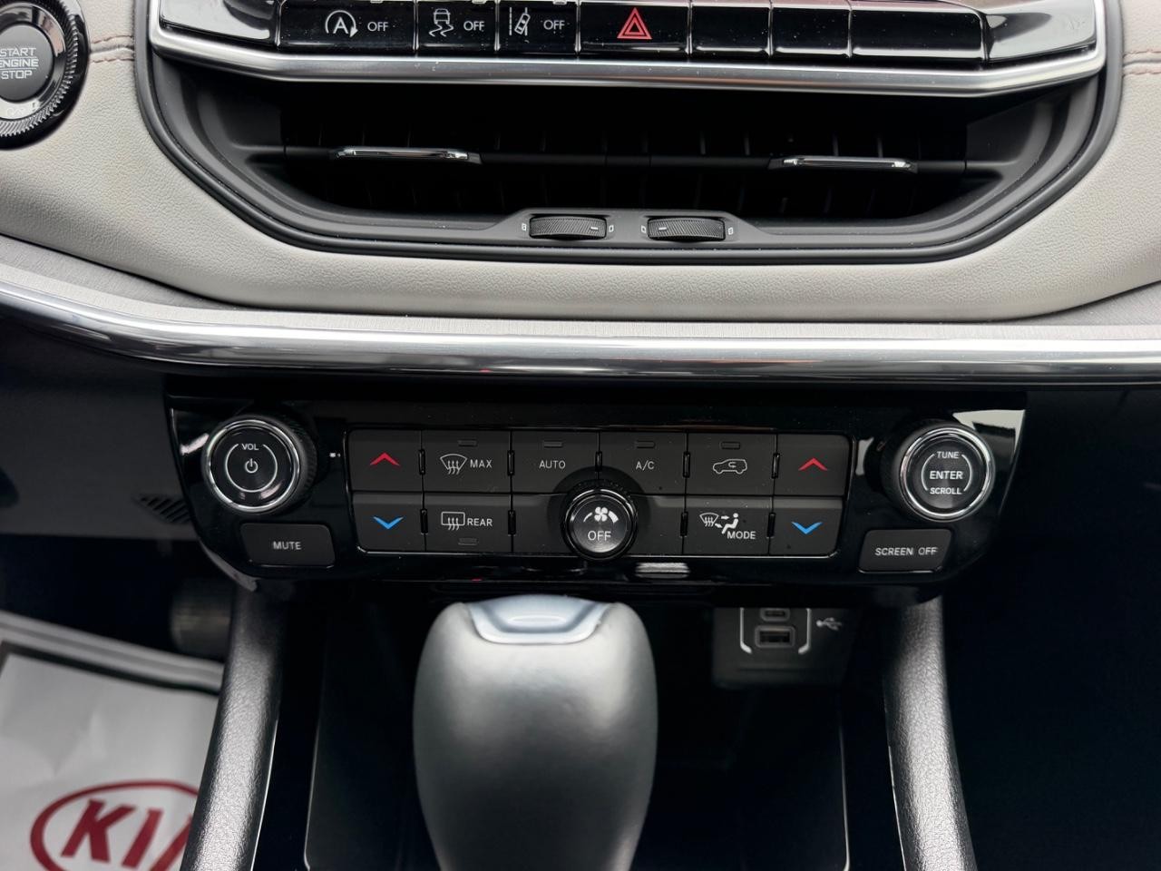 Jeep Compass Vehicle Full-screen Gallery Image 13